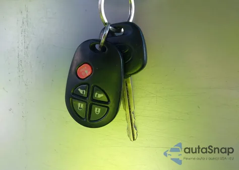 2013 Toyota Sienna Le V6 8 Passenger z USA, uszkodzony, nr VIN 5TDKK3DC7DS344565